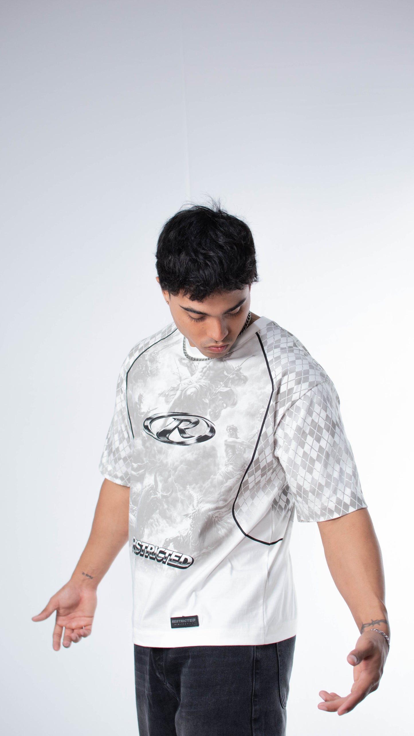 REMERA CORTE OVERSIZE ESTAMPADA